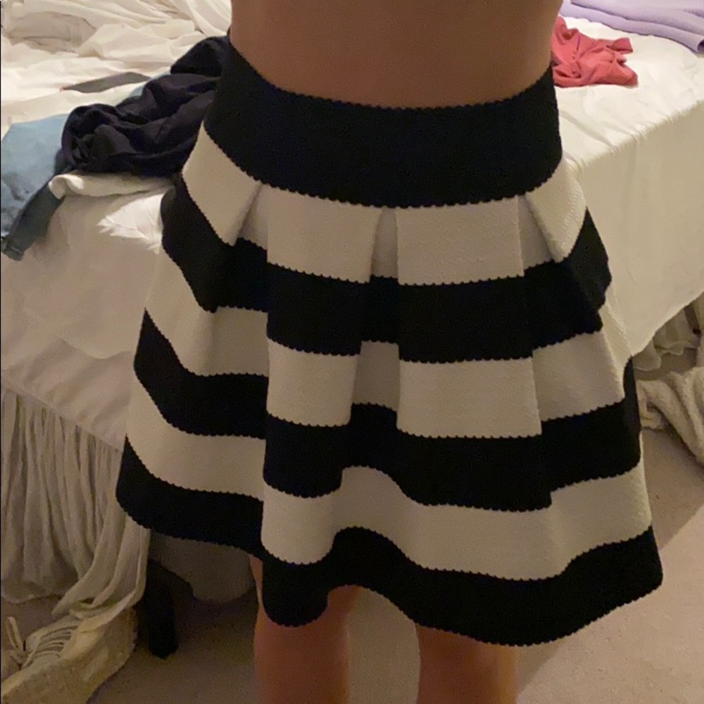 very stretchy skirt